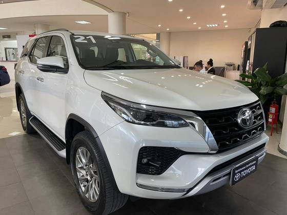 TOYOTA HILUX SW4 2.8 D-4D TURBO DIESEL SRX 4X4 AUTOMÁTICO